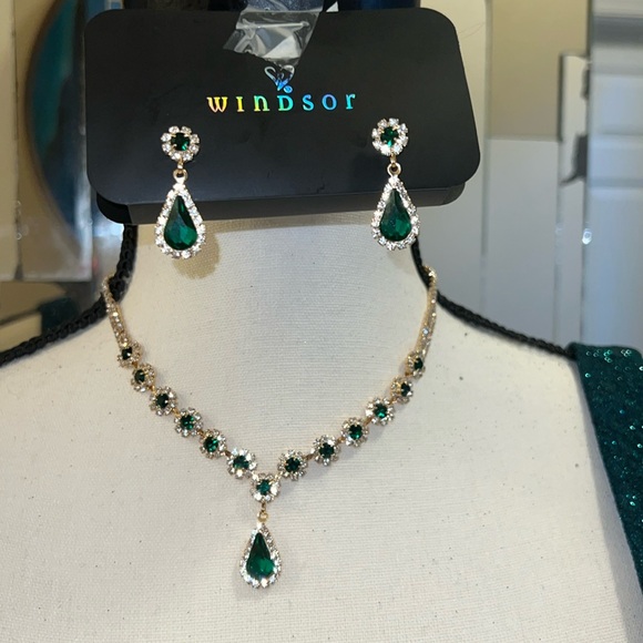 Hunter Green Sparkly Dress w/ split 👗 💚 Accessories Included!! - Picture 2 of 9